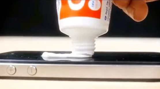 用牙膏擦拭屏幕，可以清除屏幕的划痕？ 