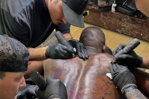 看着挺疼！小哈达威晒出三位纹身师同时为自己纹身的照片