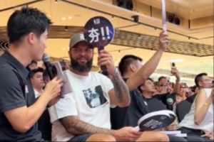 德隆出席NBA3X扣篮大赛现场 为选手表现打分“夯”和“人上人”